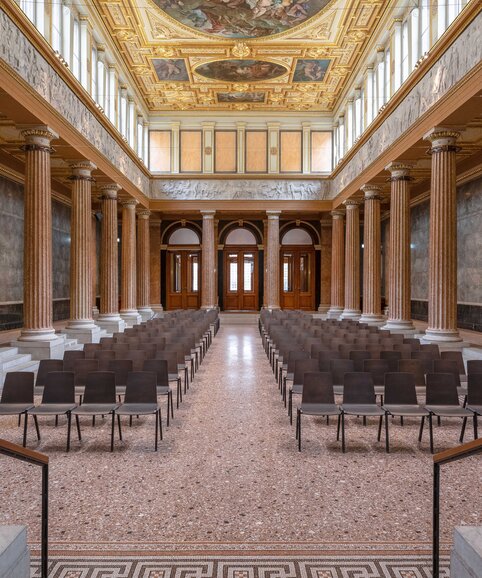 Academie der beeldende kunsten | © Martin Zorn Photography Indrukwekkende hal met rijen stoelen | © Martin Zorn Photography