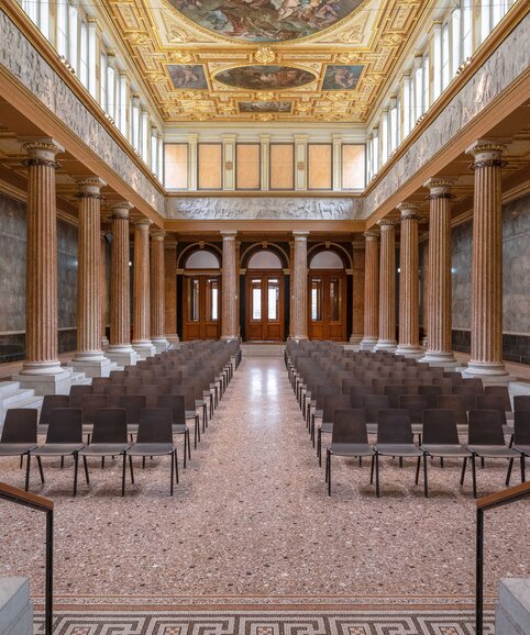 Salle impressionnante avec rangées de chaises | © Martin Zorn Photography