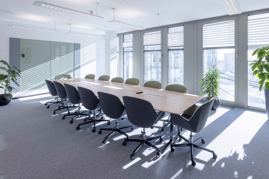 Großer Konferenztisch mit grauen Konferenzstühlen. | © Martin Zorn Photography