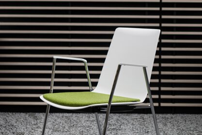 Weißer nooi-Stuhl mit grünem Bezug. | © Ford Motor Company Limited