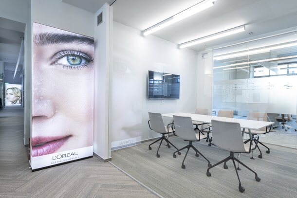 conference room with a white table and gray conference chairs. | © Saša Dobrovodský