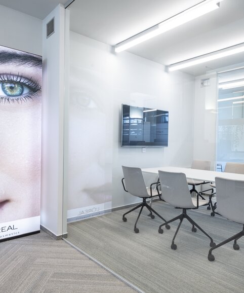 conference room with a white table and gray conference chairs. | © Saša Dobrovodský