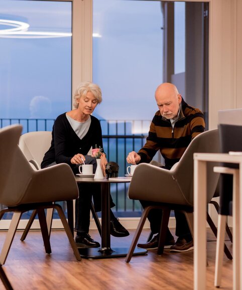 Zwei ältere Personen sitzen an einem Bistrotisch. | © Passauer Wolf