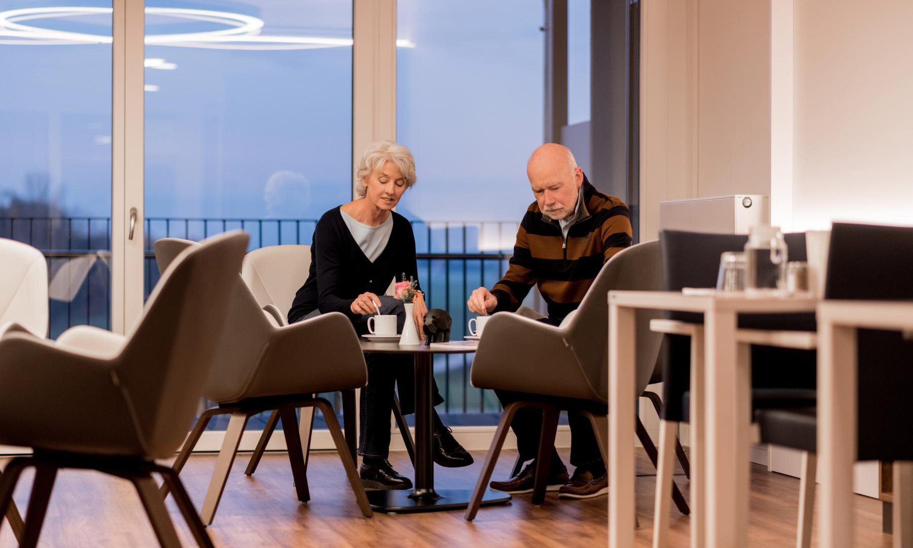 Two people sitting in a café. | © Passauer Wolf