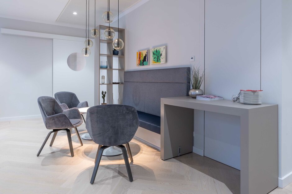Pharmig | © Martin Zorn Photography Lounge area with gray chairs and hanging lamps | © Martin Zorn Photography