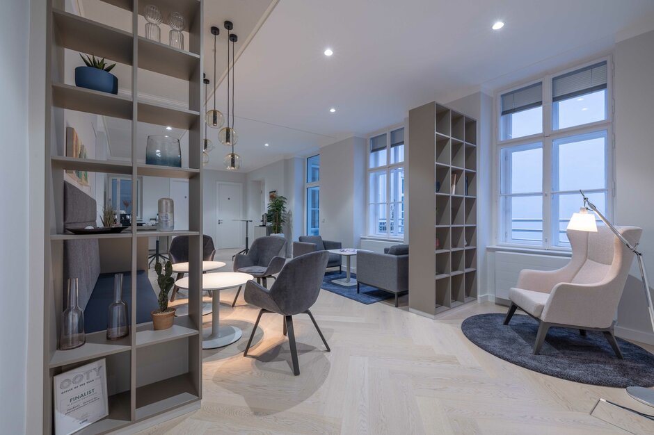 Pharmig | © Martin Zorn Photography Lounge area with gray chairs and hanging lamps. | © Martin Zorn Photography