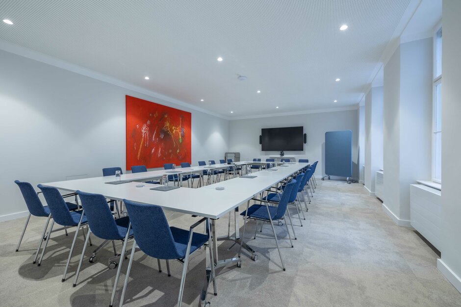 Pharmig | © Martin Zorn Photography Conference room with blue chairs and a red picture on the wall. | © Martin Zorn Photography