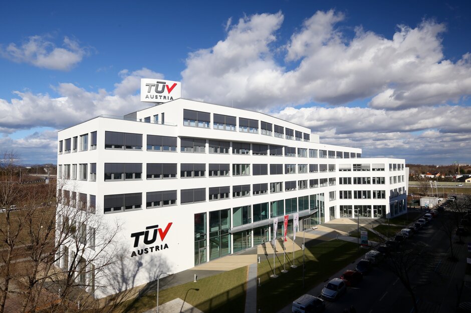 TÜV Unternehmensgebäude von außen.