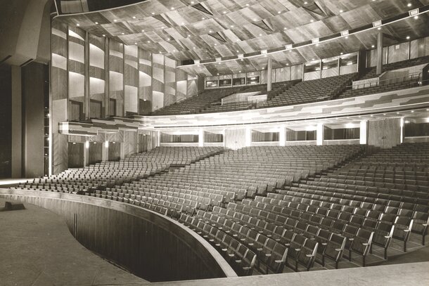 Schwarz-weiß Bild der Stuhlreihen im neuen Salzburger Festspielhaus im Jahr 1960.