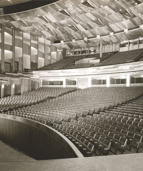 Schwarz-weiß Bild der Stuhlreihen im neuen Salzburger Festspielhaus im Jahr 1960.