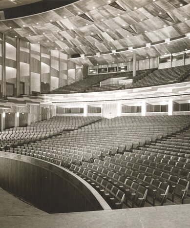 Black and white picture of the rows of chairs in the new Salzburg Festival Hall in 1960.