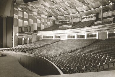 Black and white picture of the rows of chairs in the new Salzburg Festival Hall in 1960.
