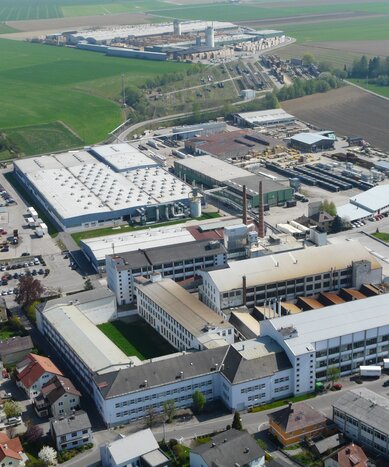 Luftaufnahme eines Fabrikgebäudes. 