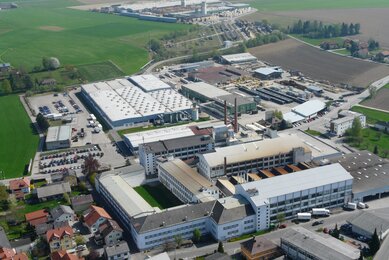 Luftaufnahme eines Fabrikgebäudes. 