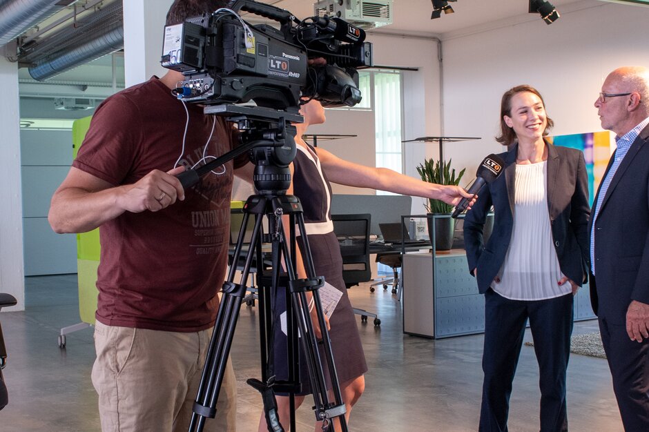 Interview Laura und Markus Wiesner Laura und Markus Wiesner stehen vor einem Kamerateam und werden interviewt.