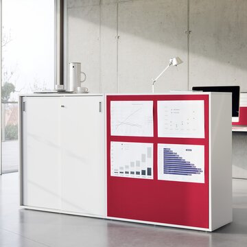 armoire à portes coulissantes blanc pour bureau dont l'arrière avec revêtement tissu insonorisé, à punaiser