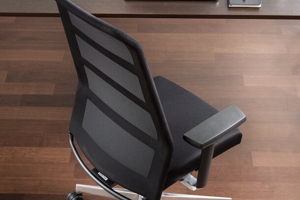 Zwarte bureaustoel paro-2 met netrug, van boven gefotografeerd