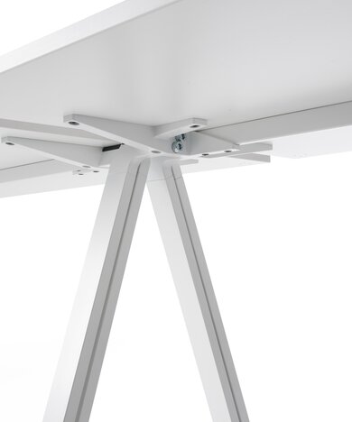 Emboîtement des piètements de table qui permet l’alignement des tables dans l’axe longitudinal sans élément additionnel.