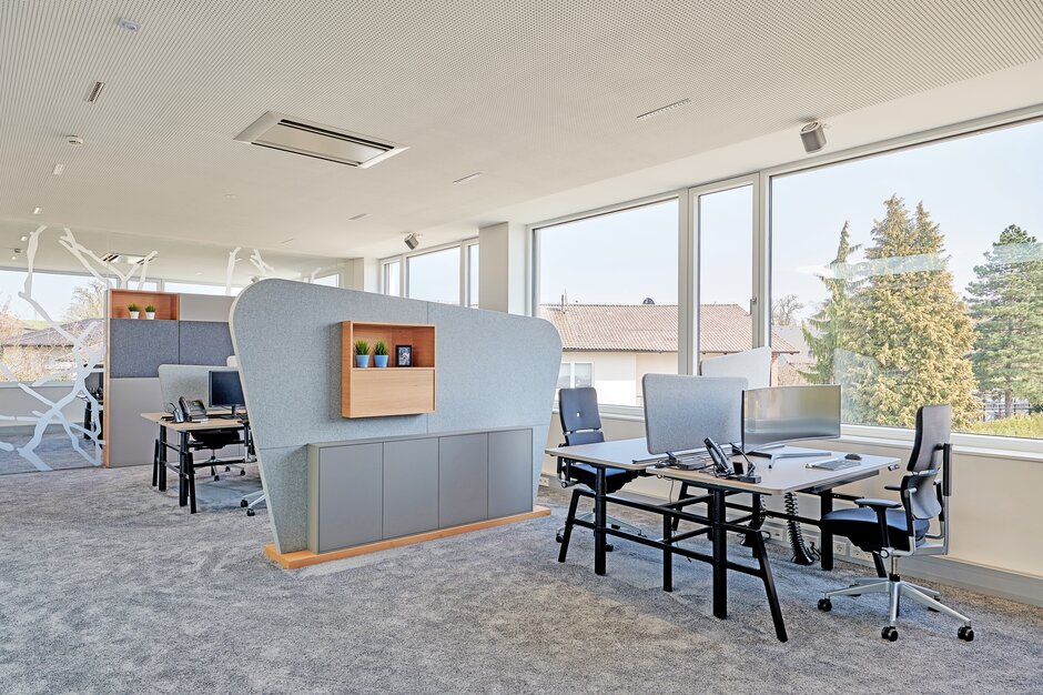 ACP Tekaef werkplekken bureaus en bureaustoelen in een modern kantoor