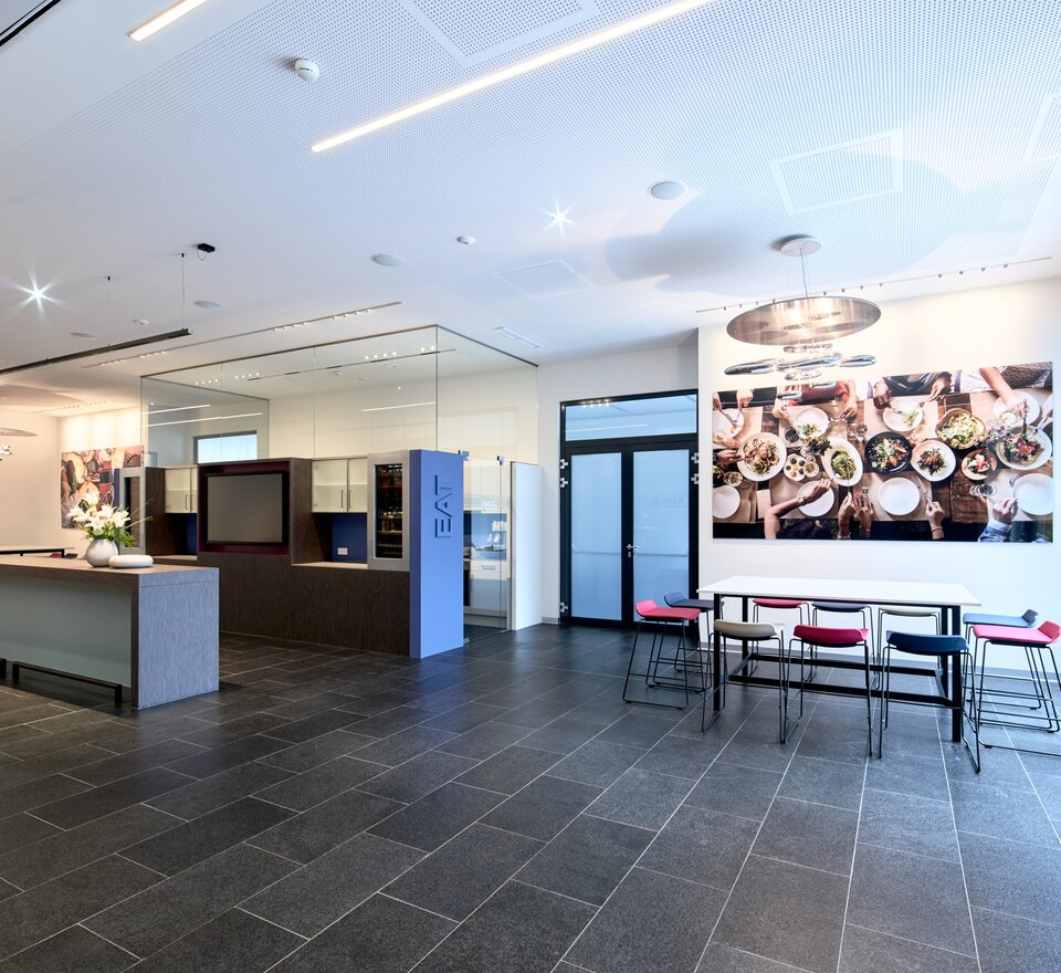 Canteen with barstools and a kitchen. | © raumpixel