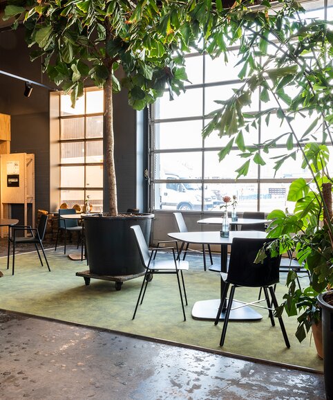 Broeinest Café | © BLINK Fotografie bistro met zwart meubilair | © BLINK Fotografie