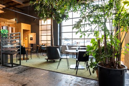 Broeinest Café | © BLINK Fotografie bistro met zwart meubilair | © BLINK Fotografie