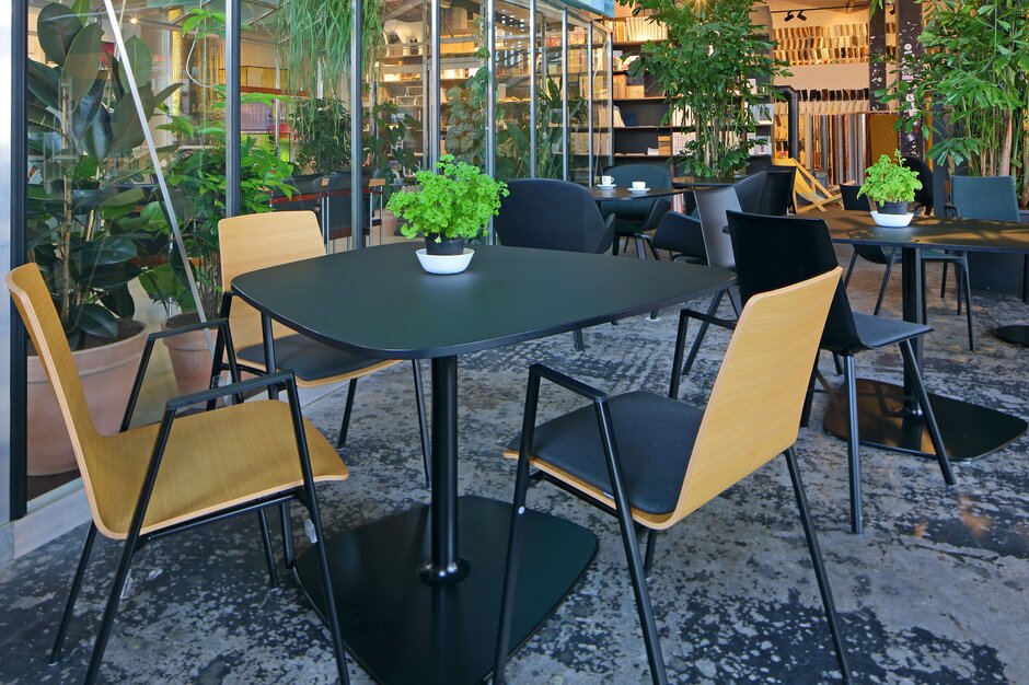 Broeinest Café | © BLINK Fotografie zwarte bistrotafel met stoelen met houten zitkuip | © BLINK Fotografie