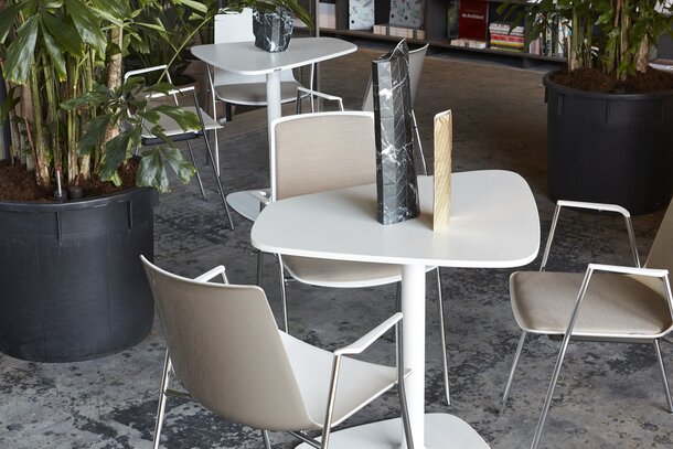 Broeinest Café | © BLINK Fotografie crèmekleurige bistrotafel met bijpassende stoelen | © BLINK Fotografie