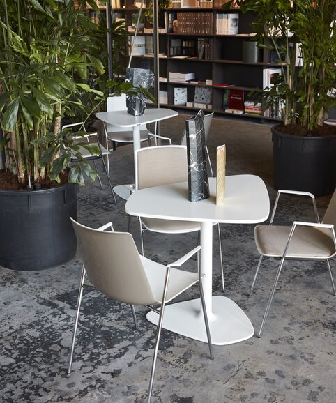 crèmekleurige bistrotafel met bijpassende stoelen | © BLINK Fotografie