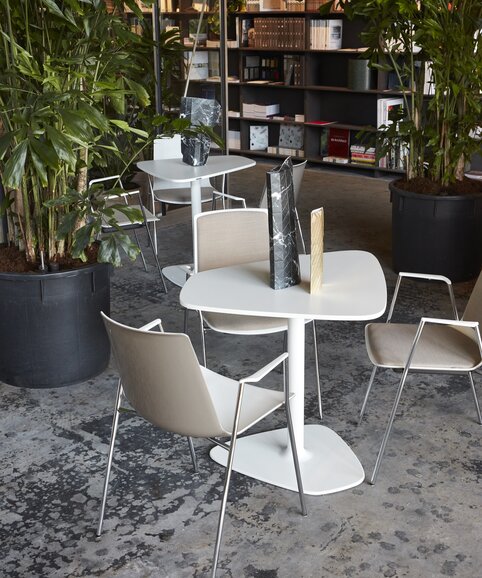 Broeinest Café | © BLINK Fotografie crèmekleurige bistrotafel met bijpassende stoelen | © BLINK Fotografie