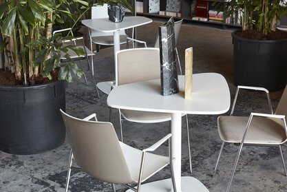 Broeinest Café | © BLINK Fotografie crèmekleurige bistrotafel met bijpassende stoelen | © BLINK Fotografie