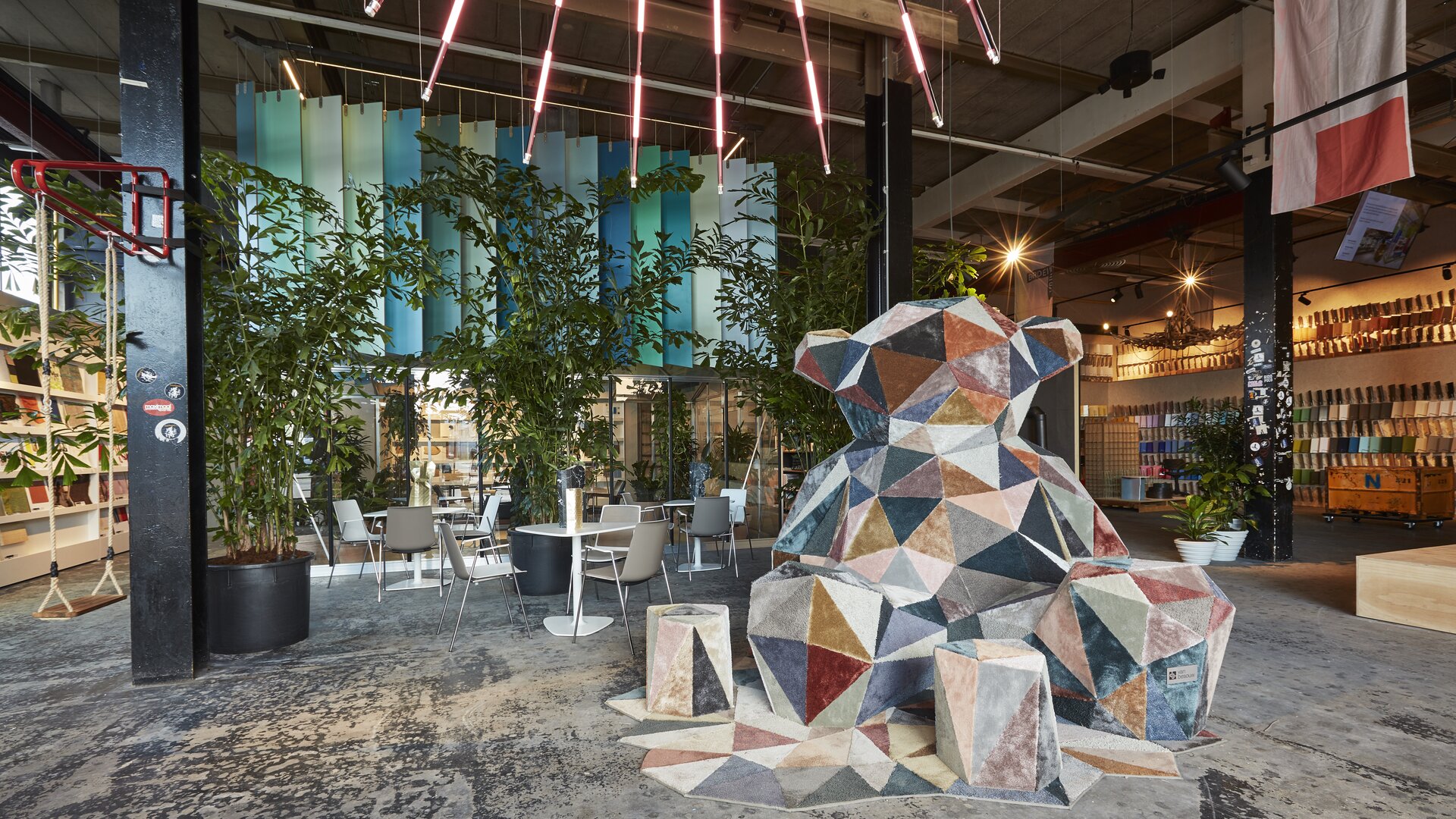 Broeinest Foyer | © BLINK Fotografie Foyer met groot sculptuur in de vorm van een beer | © BLINK Fotografie
