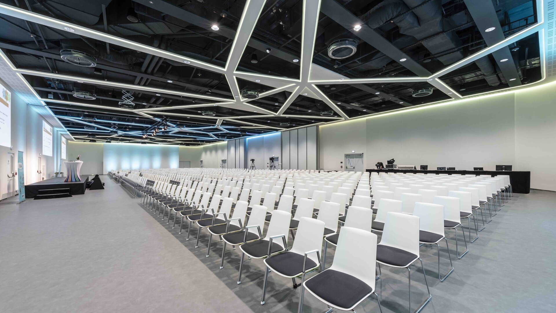 Cubex Big hall with white row chairs