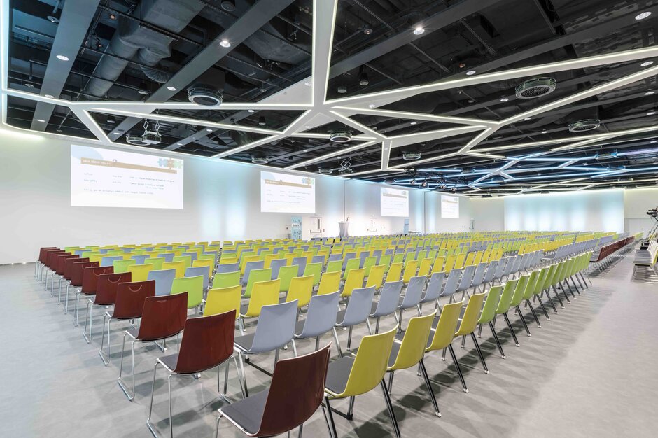 rangées de chaises multicolores dans un auditorium