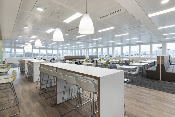 Ford Kantine | © Ford Motor Company Limited Bedrijfsrestaurant met barkrukken, tafels en stoelen | © Ford Motor Company Limited