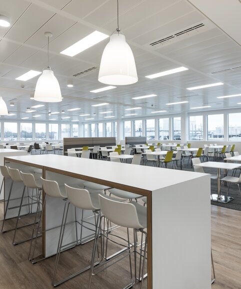 Ford Kantine | © Ford Motor Company Limited Bedrijfsrestaurant met barkrukken, tafels en stoelen | © Ford Motor Company Limited