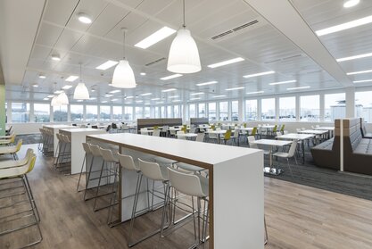Ford Kantine | © Ford Motor Company Limited Bedrijfsrestaurant met barkrukken, tafels en stoelen | © Ford Motor Company Limited