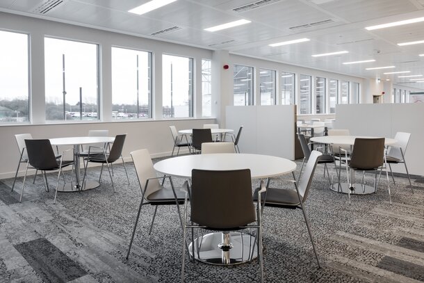 Ford Kantine | © Ford Motor Company Limited bedrijfsrestaurant met witte ronde tafels en witte en zwarte stoelen | © Ford Motor Company Limited