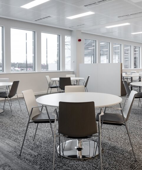 Ford Kantine | © Ford Motor Company Limited bedrijfsrestaurant met witte ronde tafels en witte en zwarte stoelen | © Ford Motor Company Limited