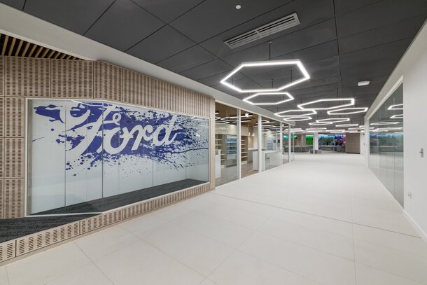 Foyer avec grand logo Ford | © Ford Motor Company Limited