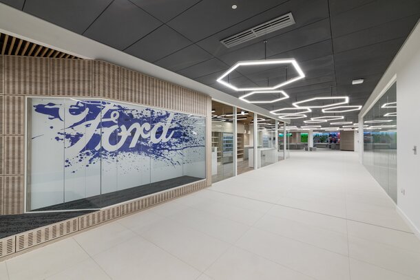 Ford Foyer | © Ford Motor Company Limited Foyer met groot Ford logo | © Ford Motor Company Limited