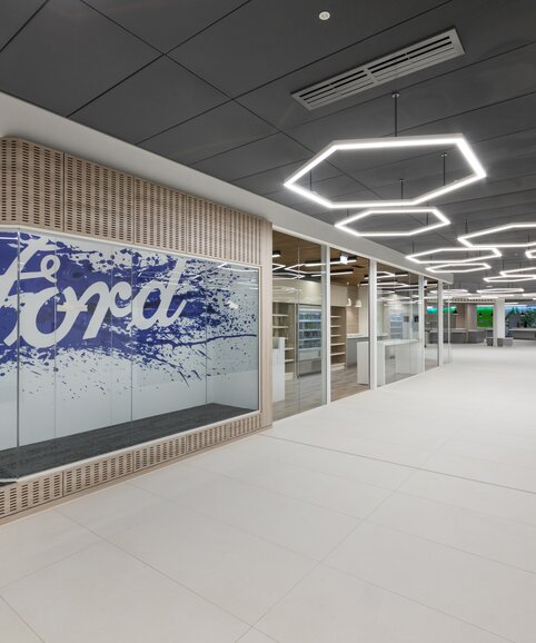 Ford Foyer | © Ford Motor Company Limited Foyer met groot Ford logo | © Ford Motor Company Limited