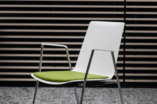 siège cantine blanche avec assise rembourrée verte | © Ford Motor Company Limited