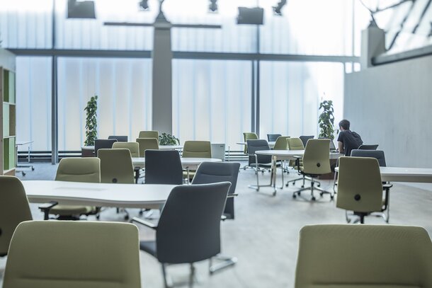 Impact Hub Grüne Bürostühle.