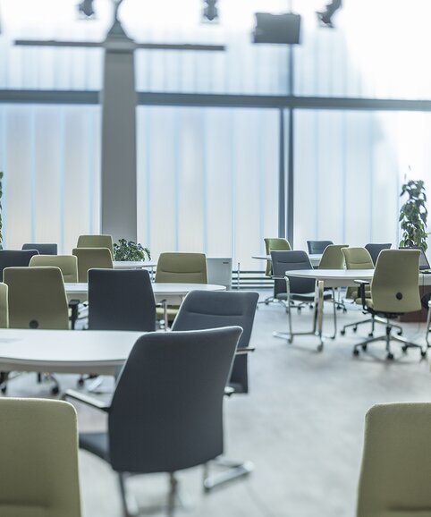 Impact Hub Grüne Bürostühle.