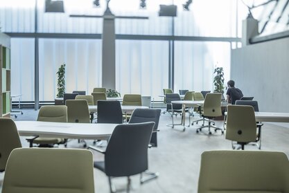 Impact Hub Grüne Bürostühle.
