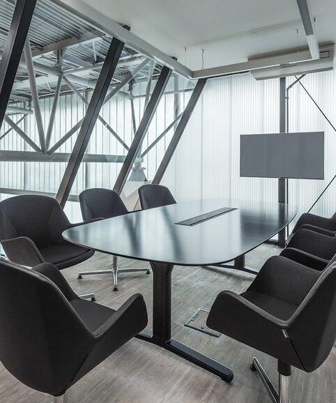 Impact HUB Conferentieruimte met donkergekleurd meubilair