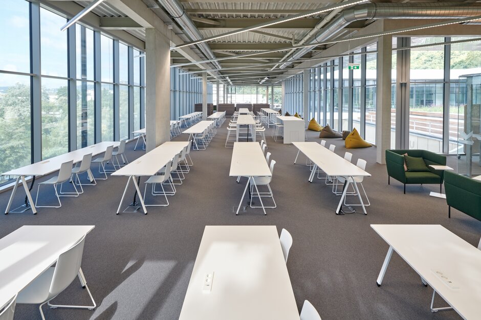 JKU Learning Center | © raumpixel.at Rows with white tables and white chairs. | © raumpixel.at