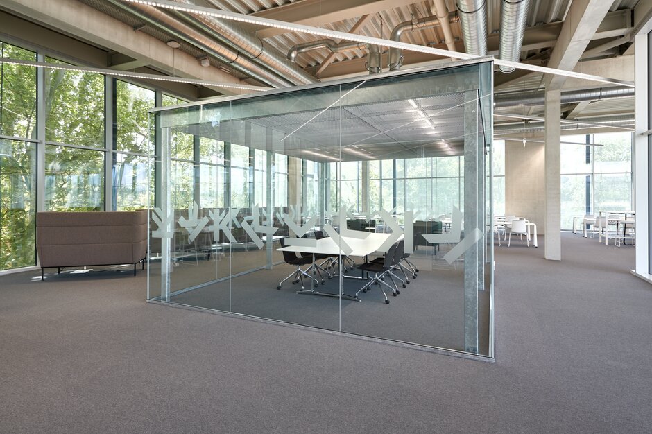 JKU Learning Center | © raumpixel.at Glazed cube with conference furniture. | © raumpixel.at