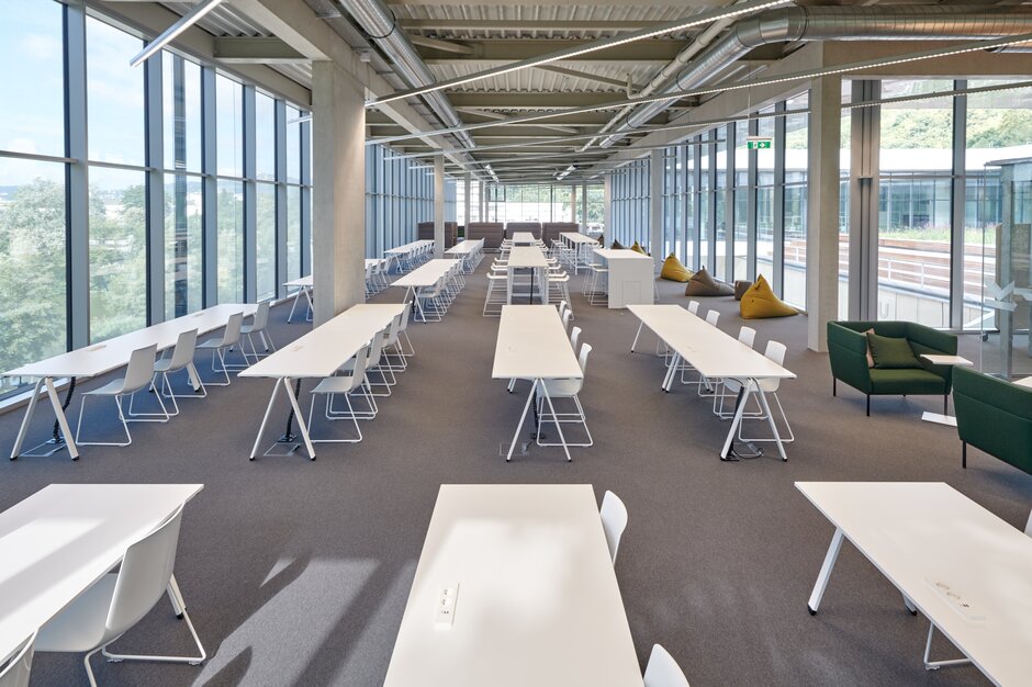 JKU Learning Center | © raumpixel.at Rows with white tables and white chairs. | © raumpixel.at